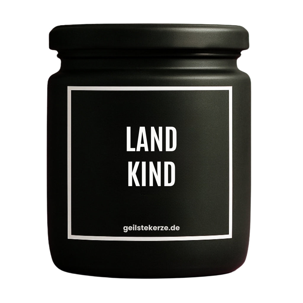 Duftkerze mit Spruch von geilstekerze ist der neue Geschenketrend. Diese witzige Kerze Vegane Bio-Kerze mit Spruch – LANDKIND brennt mega lange sagenhafte 80 Stunde, hochwertige ätherische Öle schaffen beste Duftverteilung. Mit 1400 lustigen Sprüchen perfekt zum Verschenken. Handgemacht in Deutschland von geilstekerze.de -Die beste Duftkerze die du kaufen kannst.