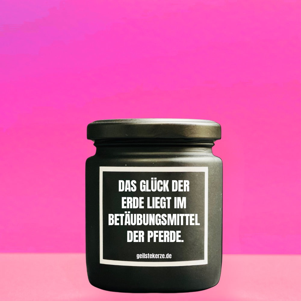 Duftkerze mit Spruch von geilstekerze ist der neue Geschenketrend. Diese witzige Kerze Vegane Bio-Kerze mit Spruch – DAS GLÜCK DER ERDE LIEGT IM BETÄUBUNGSMITTEL DER PFERDE brennt mega lange sagenhafte 80 Stunde, hochwertige ätherische Öle schaffen beste Duftverteilung. Mit 1400 lustigen Sprüchen perfekt zum Verschenken. Handgemacht in Deutschland von geilstekerze.de -Die beste Duftkerze die du kaufen kannst.