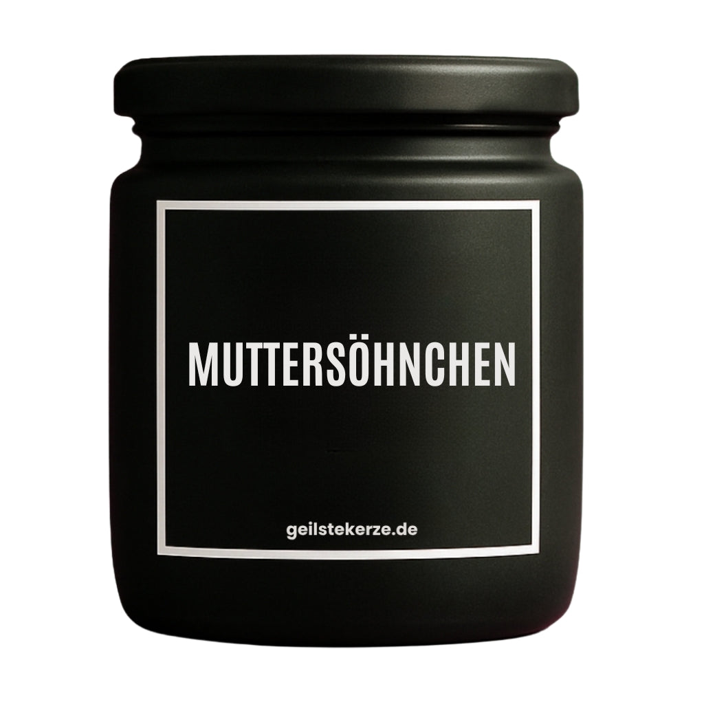Duftkerze mit Spruch von geilstekerze ist der neue Geschenketrend. Diese witzige Kerze Vegane Bio-Kerze mit Spruch – MUTTERSÖHNCHEN brennt mega lange sagenhafte 80 Stunde, hochwertige ätherische Öle schaffen beste Duftverteilung. Mit 1400 lustigen Sprüchen perfekt zum Verschenken. Handgemacht in Deutschland von geilstekerze.de -Die beste Duftkerze die du kaufen kannst.