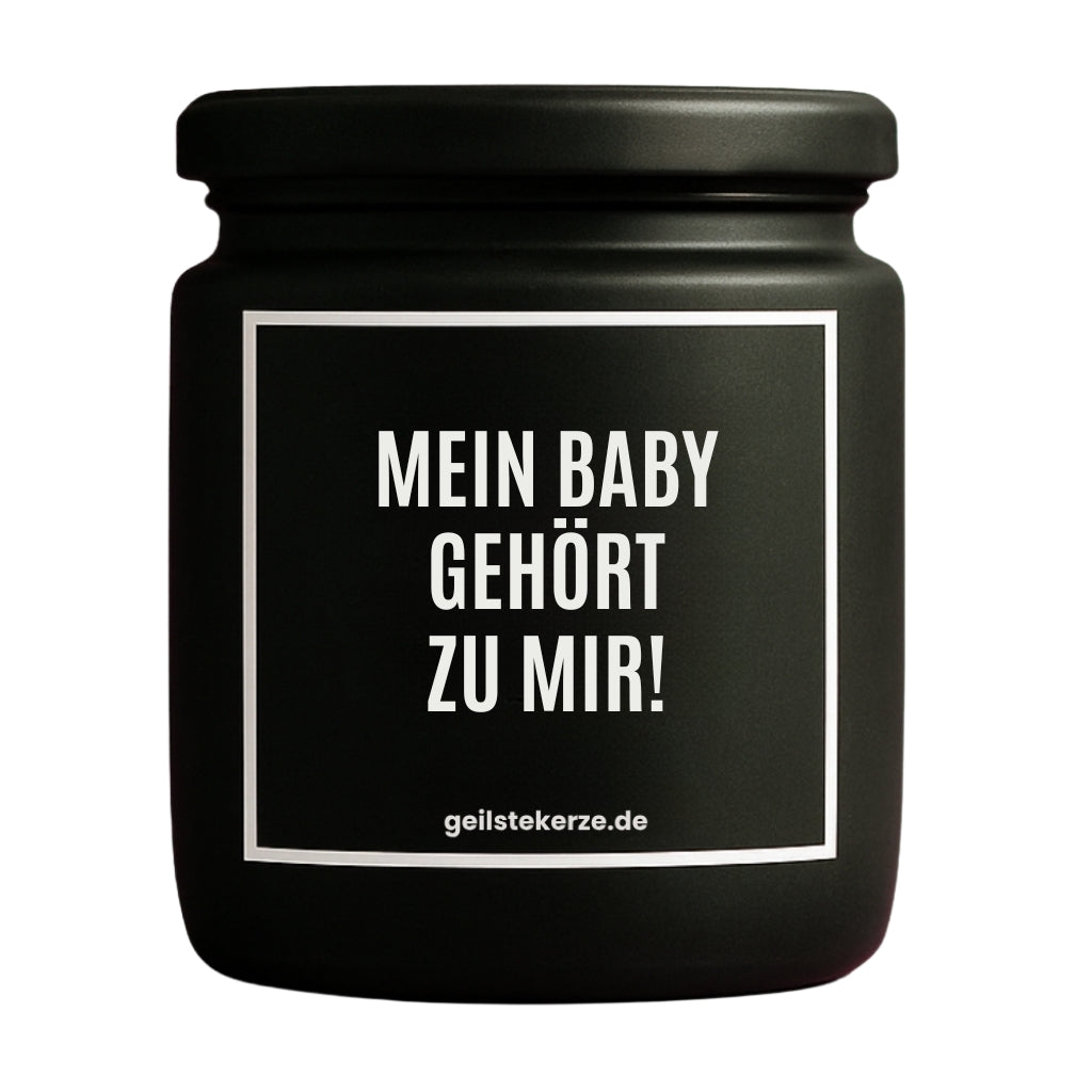 Duftkerze mit Spruch von geilstekerze ist der neue Geschenketrend. Diese witzige Kerze Vegane Bio-Kerze mit Spruch – MEIN BABY GEHÖRT ZU MIR! brennt mega lange sagenhafte 80 Stunde, hochwertige ätherische Öle schaffen beste Duftverteilung. Mit 1400 lustigen Sprüchen perfekt zum Verschenken. Handgemacht in Deutschland von geilstekerze.de -Die beste Duftkerze die du kaufen kannst.