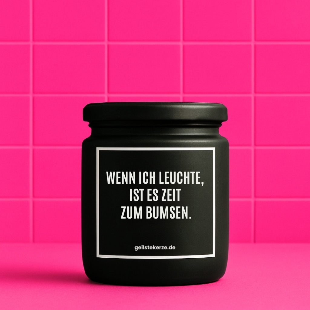 Erste von künstlicher Intelligenz kreierte Vegane Bio-Kerze mit Spruch – WENN ICH LEUCHTE, IST ES ZEIT ZUM BUMSEN. Mega lange Brenndauer von 80 Stunde, hochwertige ätherische Öle schaffen beste Duftverteilung. Mit 1400 lustigen Sprüchen perfekt zum Verschenken. Handgemacht in Deutschland von geilstekerze.de -Die beste Duftkerze die du kaufen kannst.