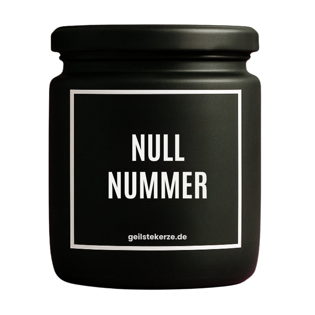 Duftkerze mit Spruch von geilstekerze ist der neue Geschenketrend. Diese witzige Kerze Vegane Bio-Kerze mit Spruch – NULLNUMMER brennt mega lange sagenhafte 80 Stunde, hochwertige ätherische Öle schaffen beste Duftverteilung. Mit 1400 lustigen Sprüchen perfekt zum Verschenken. Handgemacht in Deutschland von geilstekerze.de -Die beste Duftkerze die du kaufen kannst.