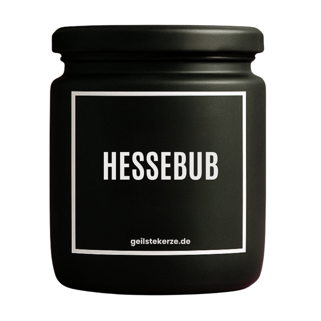 Duftkerze mit Spruch von geilstekerze ist der neue Geschenketrend. Diese witzige Kerze Vegane Bio-Kerze mit Spruch – HESSEBUB brennt mega lange sagenhafte 80 Stunde, hochwertige ätherische Öle schaffen beste Duftverteilung. Mit 1400 lustigen Sprüchen perfekt zum Verschenken. Handgemacht in Deutschland von geilstekerze.de -Die beste Duftkerze die du kaufen kannst.