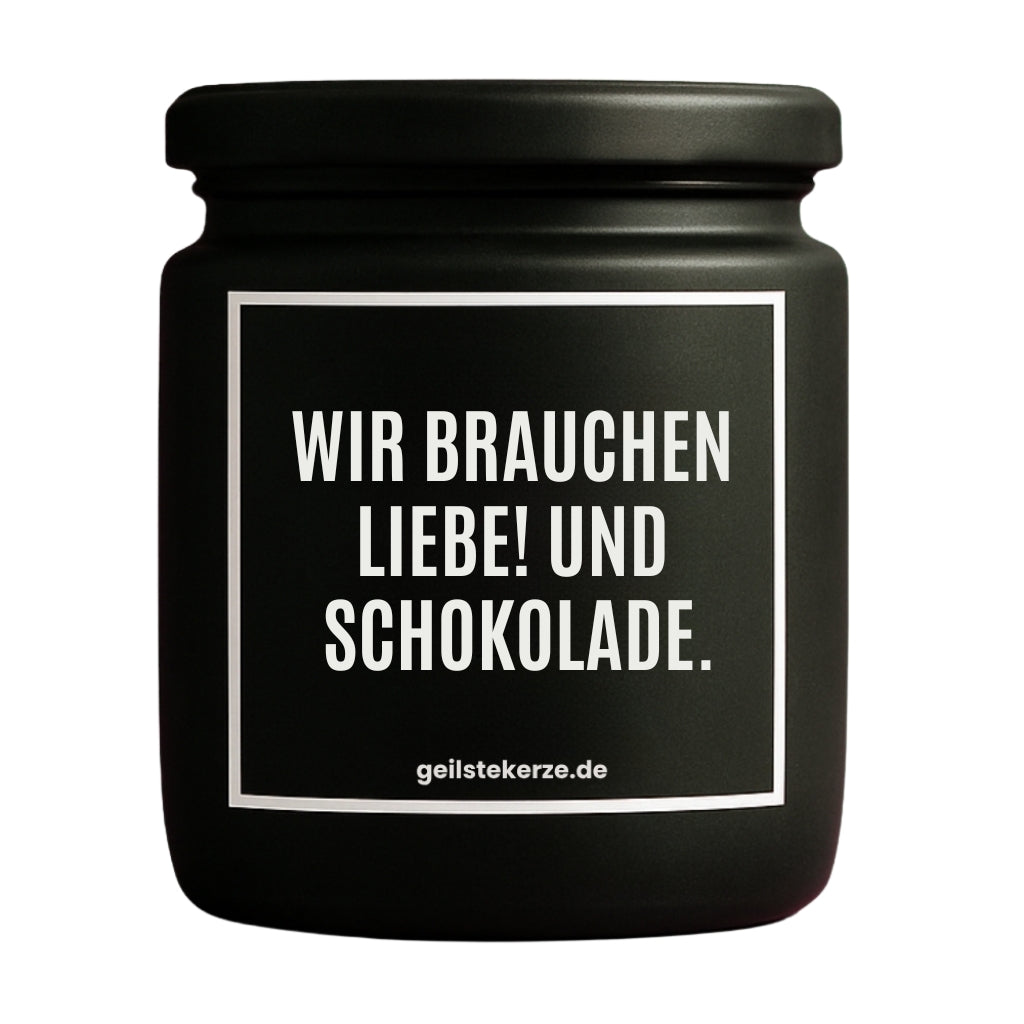 Duftkerze mit Spruch von geilstekerze ist der neue Geschenketrend. Diese witzige Kerze Vegane Bio-Kerze mit Spruch – WIR BRAUCHEN LIEBE! UND SCHOKOLADE. brennt mega lange sagenhafte 80 Stunde, hochwertige ätherische Öle schaffen beste Duftverteilung. Mit 1400 lustigen Sprüchen perfekt zum Verschenken. Handgemacht in Deutschland von geilstekerze.de -Die beste Duftkerze die du kaufen kannst.