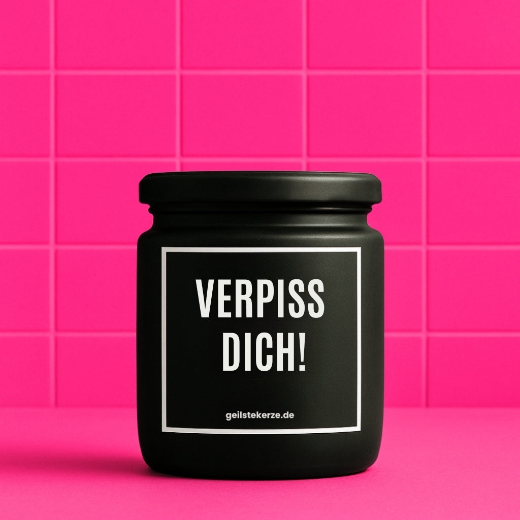 Duftkerze mit Spruch von geilstekerze ist der neue Geschenketrend. Diese witzige Kerze Vegane Bio-Kerze mit Spruch – VERPISS DICH! brennt mega lange sagenhafte 80 Stunde, hochwertige ätherische Öle schaffen beste Duftverteilung. Mit 1400 lustigen Sprüchen perfekt zum Verschenken. Handgemacht in Deutschland von geilstekerze.de -Die beste Duftkerze die du kaufen kannst.
