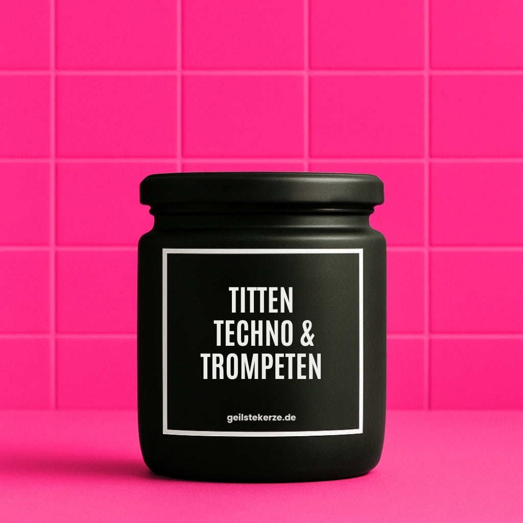 Duftkerze mit Spruch von geilstekerze ist der neue Geschenketrend. Diese witzige Kerze Vegane Bio-Kerze mit Spruch – TITTEN TECHNO & TROMPETEN brennt mega lange sagenhafte 80 Stunde, hochwertige ätherische Öle schaffen beste Duftverteilung. Mit 1400 lustigen Sprüchen perfekt zum Verschenken. Handgemacht in Deutschland von geilstekerze.de -Die beste Duftkerze die du kaufen kannst.