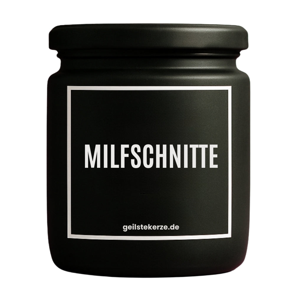 Duftkerze mit Spruch von geilstekerze ist der neue Geschenketrend. Diese witzige Kerze Vegane Bio-Kerze mit Spruch – MILFSCHNITTE brennt mega lange sagenhafte 80 Stunde, hochwertige ätherische Öle schaffen beste Duftverteilung. Mit 1400 lustigen Sprüchen perfekt zum Verschenken. Handgemacht in Deutschland von geilstekerze.de -Die beste Duftkerze die du kaufen kannst.