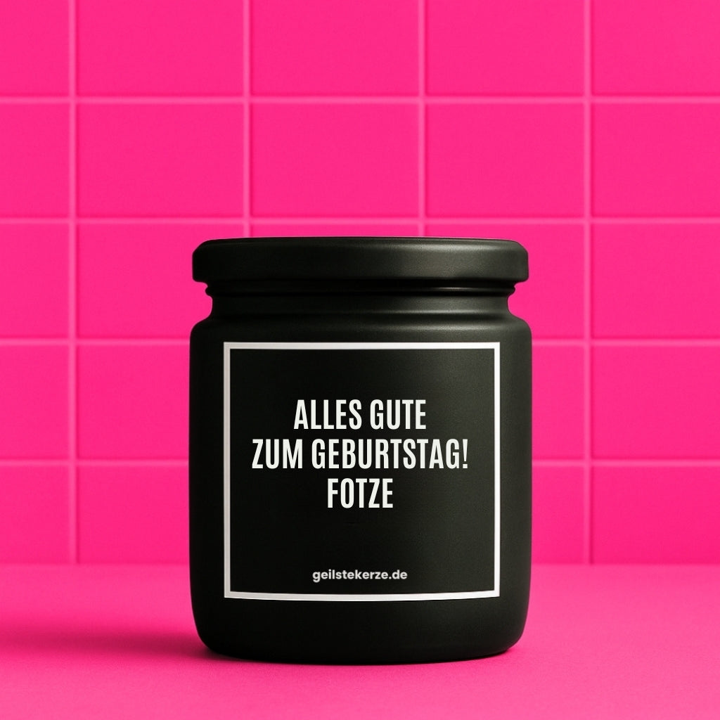 Duftkerze mit Spruch von geilstekerze ist der neue Geschenketrend. Diese witzige Kerze Vegane Bio-Kerze mit Spruch – ALLES GUTE ZUM GEBURTSTAG! FOTZE brennt mega lange sagenhafte 80 Stunde, hochwertige ätherische Öle schaffen beste Duftverteilung. Mit 1400 lustigen Sprüchen perfekt zum Verschenken. Handgemacht in Deutschland von geilstekerze.de -Die beste Duftkerze die du kaufen kannst.