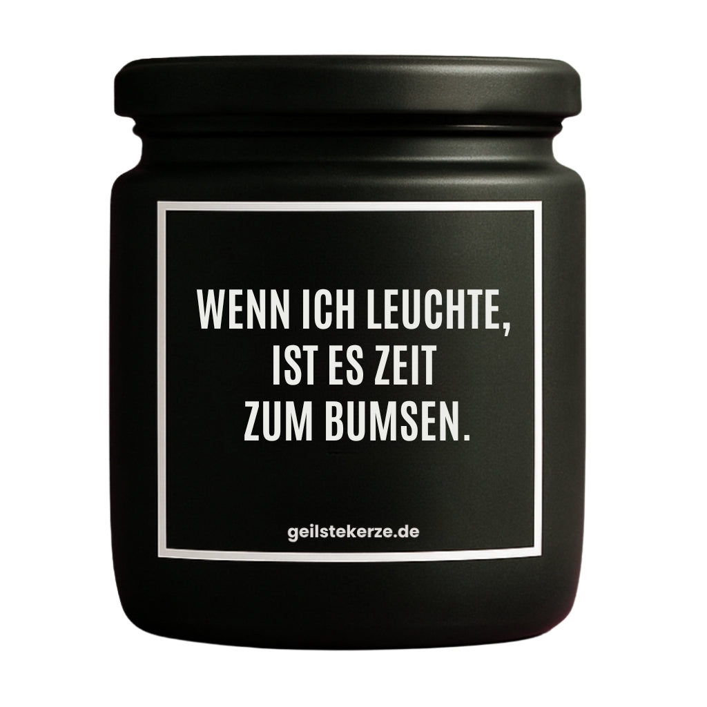 Erste von künstlicher Intelligenz kreierte Vegane Bio-Kerze mit Spruch – WENN ICH LEUCHTE, IST ES ZEIT ZUM BUMSEN. Mega lange Brenndauer von 80 Stunde, hochwertige ätherische Öle schaffen beste Duftverteilung. Mit 1400 lustigen Sprüchen perfekt zum Verschenken. Handgemacht in Deutschland von geilstekerze.de -Die beste Duftkerze die du kaufen kannst.
