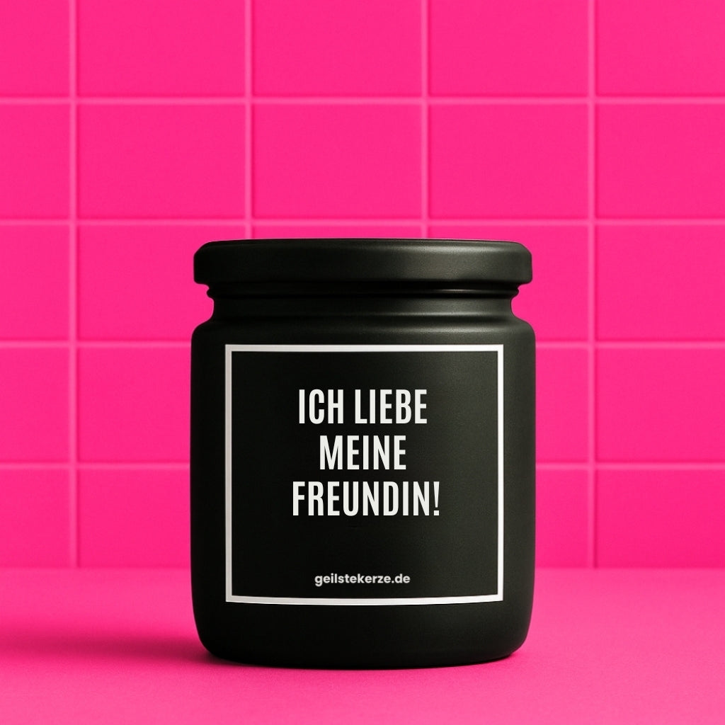 Duftkerze mit Spruch von geilstekerze ist der neue Geschenketrend. Diese witzige Kerze Vegane Bio-Kerze mit Spruch – ICH LIEBE MEINE FREUNDIN! brennt mega lange sagenhafte 80 Stunde, hochwertige ätherische Öle schaffen beste Duftverteilung. Mit 1400 lustigen Sprüchen perfekt zum Verschenken. Handgemacht in Deutschland von geilstekerze.de -Die beste Duftkerze die du kaufen kannst.