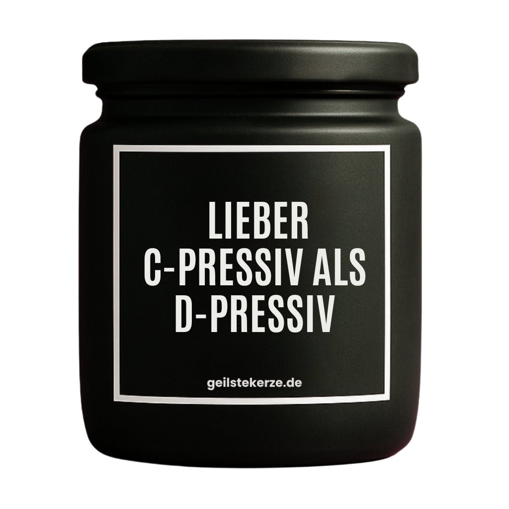 Duftkerze mit Spruch von geilstekerze ist der neue Geschenketrend. Diese witzige Kerze Vegane Bio-Kerze mit Spruch – LIEBER C-PRESSIV ALS D-PRESSIV brennt mega lange sagenhafte 80 Stunde, hochwertige ätherische Öle schaffen beste Duftverteilung. Mit 1400 lustigen Sprüchen perfekt zum Verschenken. Handgemacht in Deutschland von geilstekerze.de -Die beste Duftkerze die du kaufen kannst.