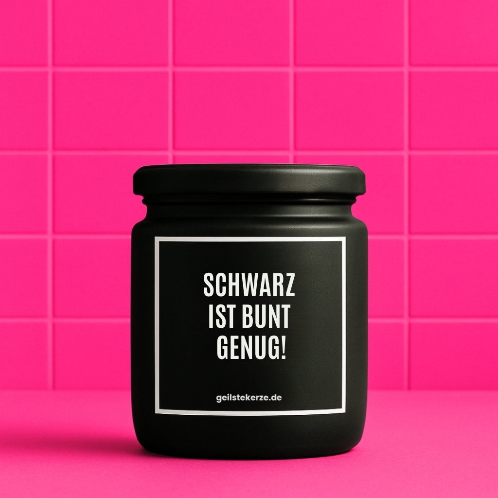 Duftkerze mit Spruch von geilstekerze ist der neue Geschenketrend. Diese witzige Kerze Vegane Bio-Kerze mit Spruch – SCHWARZ IST BUNT GENUG! brennt mega lange sagenhafte 80 Stunde, hochwertige ätherische Öle schaffen beste Duftverteilung. Mit 1400 lustigen Sprüchen perfekt zum Verschenken. Handgemacht in Deutschland von geilstekerze.de -Die beste Duftkerze die du kaufen kannst.