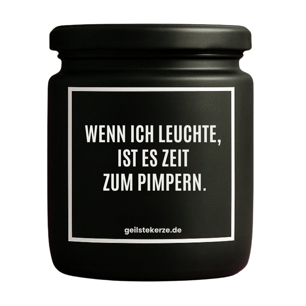 Duftkerze mit Spruch von geilstekerze ist der neue Geschenketrend. Diese witzige Kerze Vegane Bio-Kerze mit Spruch – WENN ICH LEUCHTE, IST ES ZEIT ZUM PIMPERN. brennt mega lange sagenhafte 80 Stunde, hochwertige ätherische Öle schaffen beste Duftverteilung. Mit 1400 lustigen Sprüchen perfekt zum Verschenken. Handgemacht in Deutschland von geilstekerze.de -Die beste Duftkerze die du kaufen kannst.