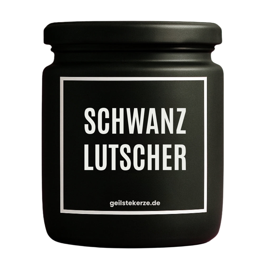 Duftkerze mit Spruch von geilstekerze ist der neue Geschenketrend. Diese witzige Kerze Vegane Bio-Kerze mit Spruch – SCHWANZLUTSCHER brennt mega lange sagenhafte 80 Stunde, hochwertige ätherische Öle schaffen beste Duftverteilung. Mit 1400 lustigen Sprüchen perfekt zum Verschenken. Handgemacht in Deutschland von geilstekerze.de -Die beste Duftkerze die du kaufen kannst.