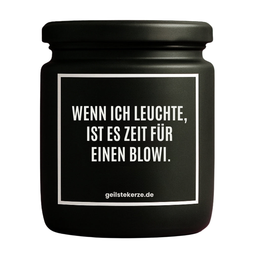 Duftkerze mit Spruch von geilstekerze ist der neue Geschenketrend. Diese witzige Kerze Vegane Bio-Kerze mit Spruch – WENN ICH LEUCHTE, IST ES ZEIT FÜR EINEN BLOWI. brennt mega lange sagenhafte 80 Stunde, hochwertige ätherische Öle schaffen beste Duftverteilung. Mit 1400 lustigen Sprüchen perfekt zum Verschenken. Handgemacht in Deutschland von geilstekerze.de -Die beste Duftkerze die du kaufen kannst.