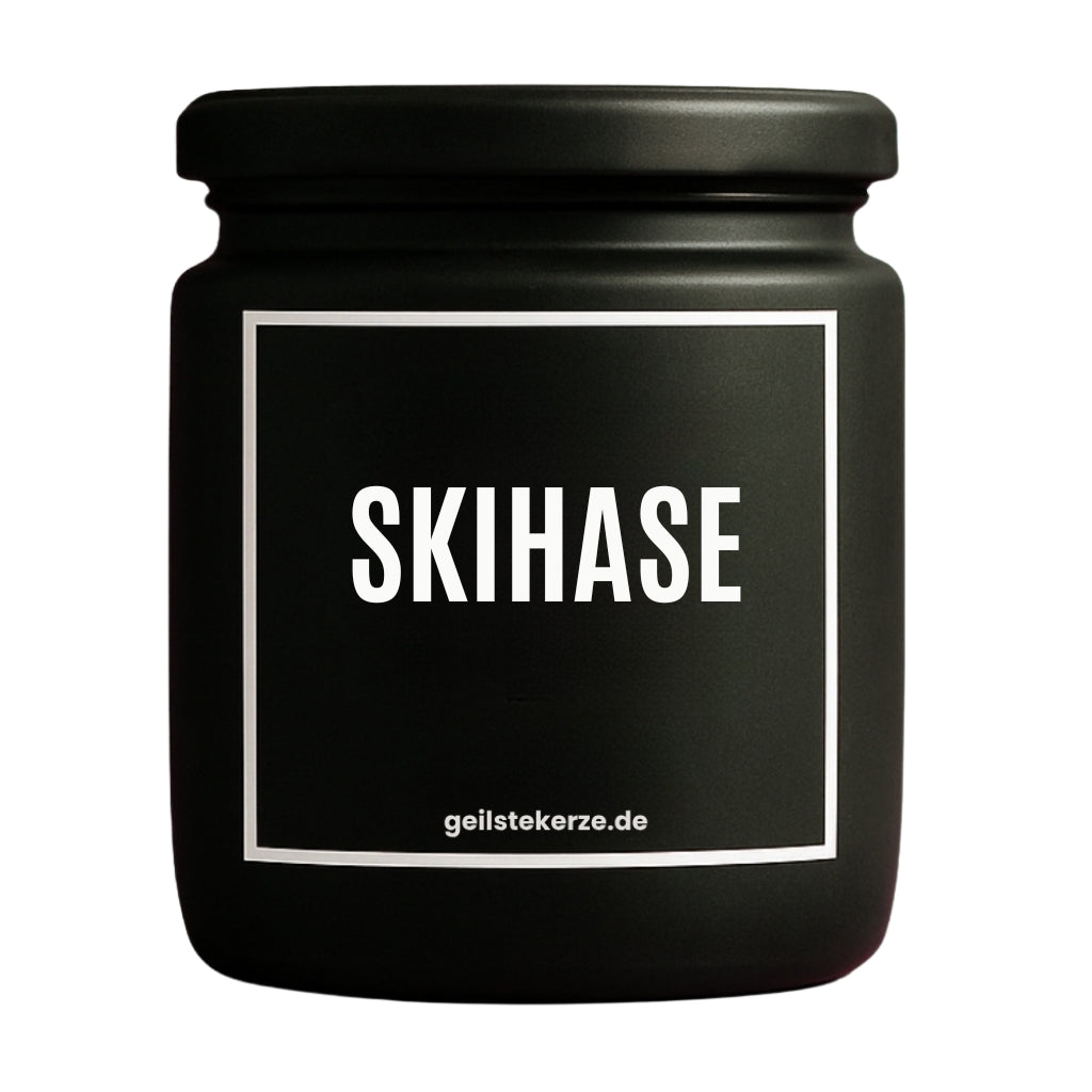 Duftkerze mit Spruch von geilstekerze ist der neue Geschenketrend. Diese witzige Kerze Vegane Bio-Kerze mit Spruch – SKIHASE brennt mega lange sagenhafte 80 Stunde, hochwertige ätherische Öle schaffen beste Duftverteilung. Mit 1400 lustigen Sprüchen perfekt zum Verschenken. Handgemacht in Deutschland von geilstekerze.de -Die beste Duftkerze die du kaufen kannst.
