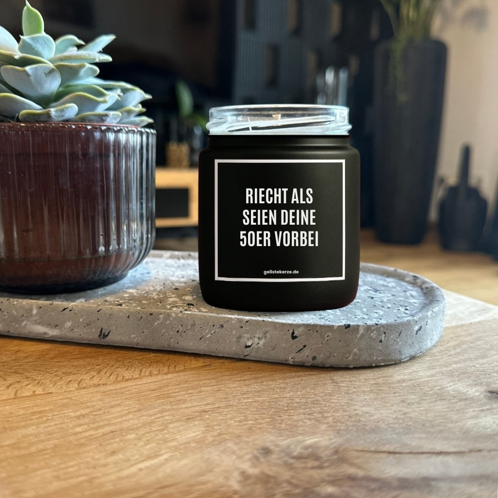 Duftkerze mit Spruch von geilstekerze ist der neue Geschenketrend. Diese witzige Kerze Vegane Bio-Kerze mit Spruch – RIECHT ALS SEIEN DEINE 50ER VORBEI brennt mega lange sagenhafte 80 Stunde, hochwertige ätherische Öle schaffen beste Duftverteilung. Mit 1400 lustigen Sprüchen perfekt zum Verschenken. Handgemacht in Deutschland von geilstekerze.de -Die beste Duftkerze die du kaufen kannst.