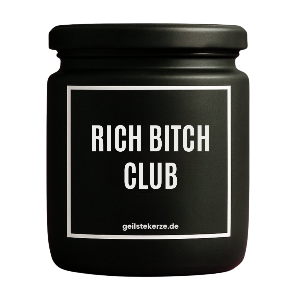 Duftkerze mit Spruch von geilstekerze ist der neue Geschenketrend. Diese witzige Kerze Vegane Bio-Kerze mit Spruch – RICH BITCH CLUB brennt mega lange sagenhafte 80 Stunde, hochwertige ätherische Öle schaffen beste Duftverteilung. Mit 1400 lustigen Sprüchen perfekt zum Verschenken. Handgemacht in Deutschland von geilstekerze.de -Die beste Duftkerze die du kaufen kannst.