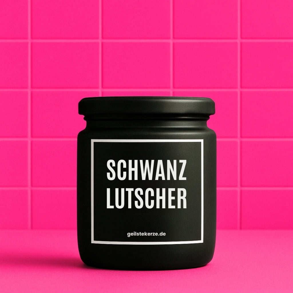 Duftkerze mit Spruch von geilstekerze ist der neue Geschenketrend. Diese witzige Kerze Vegane Bio-Kerze mit Spruch – SCHWANZLUTSCHER brennt mega lange sagenhafte 80 Stunde, hochwertige ätherische Öle schaffen beste Duftverteilung. Mit 1400 lustigen Sprüchen perfekt zum Verschenken. Handgemacht in Deutschland von geilstekerze.de -Die beste Duftkerze die du kaufen kannst.