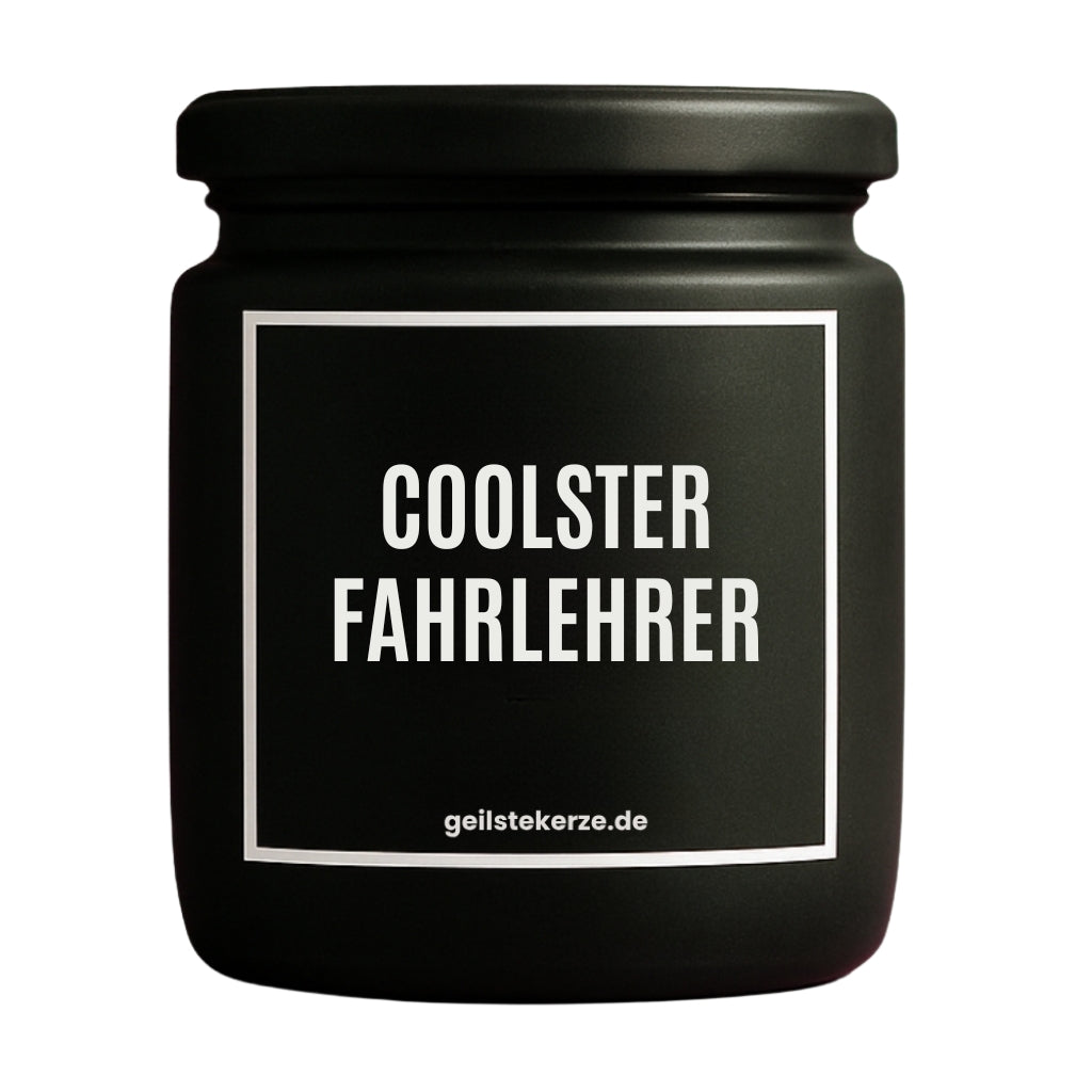 Duftkerze mit Spruch von geilstekerze ist der neue Geschenketrend. Diese witzige Kerze Vegane Bio-Kerze mit Spruch – COOLSTER FAHRLEHRER brennt mega lange sagenhafte 80 Stunde, hochwertige ätherische Öle schaffen beste Duftverteilung. Mit 1400 lustigen Sprüchen perfekt zum Verschenken. Handgemacht in Deutschland von geilstekerze.de -Die beste Duftkerze die du kaufen kannst.
