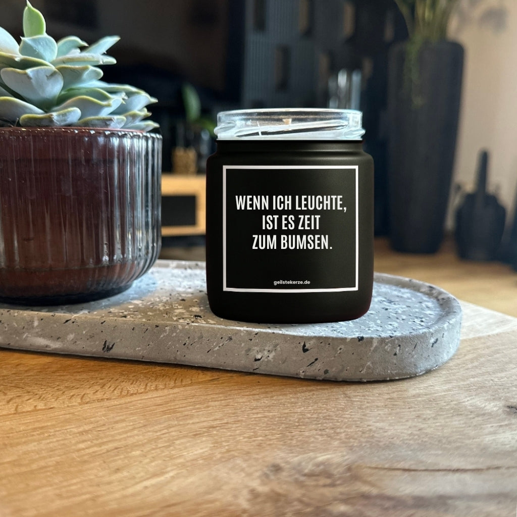 Erste von künstlicher Intelligenz kreierte Vegane Bio-Kerze mit Spruch – WENN ICH LEUCHTE, IST ES ZEIT ZUM BUMSEN. Mega lange Brenndauer von 80 Stunde, hochwertige ätherische Öle schaffen beste Duftverteilung. Mit 1400 lustigen Sprüchen perfekt zum Verschenken. Handgemacht in Deutschland von geilstekerze.de -Die beste Duftkerze die du kaufen kannst.