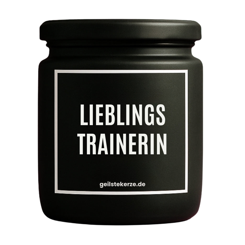 Duftkerze mit Spruch von geilstekerze ist der neue Geschenketrend. Diese witzige Kerze Vegane Bio-Kerze mit Spruch – LIEBLINGSTRAINERIN brennt mega lange sagenhafte 80 Stunde, hochwertige ätherische Öle schaffen beste Duftverteilung. Mit 1400 lustigen Sprüchen perfekt zum Verschenken. Handgemacht in Deutschland von geilstekerze.de -Die beste Duftkerze die du kaufen kannst.