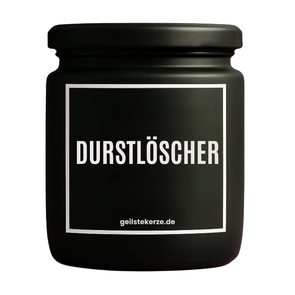 Duftkerze mit Spruch von geilstekerze ist der neue Geschenketrend. Diese witzige Kerze Vegane Bio-Kerze mit Spruch – DURSTLÖSCHER brennt mega lange sagenhafte 80 Stunde, hochwertige ätherische Öle schaffen beste Duftverteilung. Mit 1400 lustigen Sprüchen perfekt zum Verschenken. Handgemacht in Deutschland von geilstekerze.de -Die beste Duftkerze die du kaufen kannst.