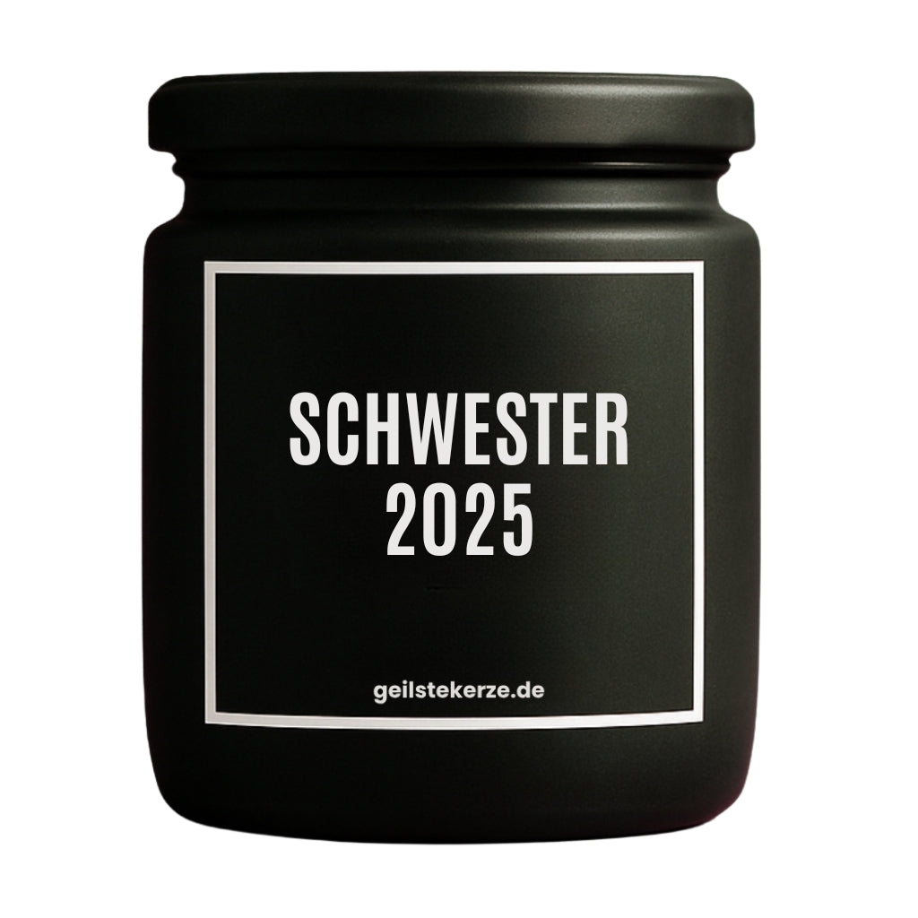 Duftkerze mit Spruch von geilstekerze ist der neue Geschenketrend. Diese witzige Kerze Vegane Bio-Kerze mit Spruch – SCHWESTER 2025 brennt mega lange sagenhafte 80 Stunde, hochwertige ätherische Öle schaffen beste Duftverteilung. Mit 1400 lustigen Sprüchen perfekt zum Verschenken. Handgemacht in Deutschland von geilstekerze.de -Die beste Duftkerze die du kaufen kannst.