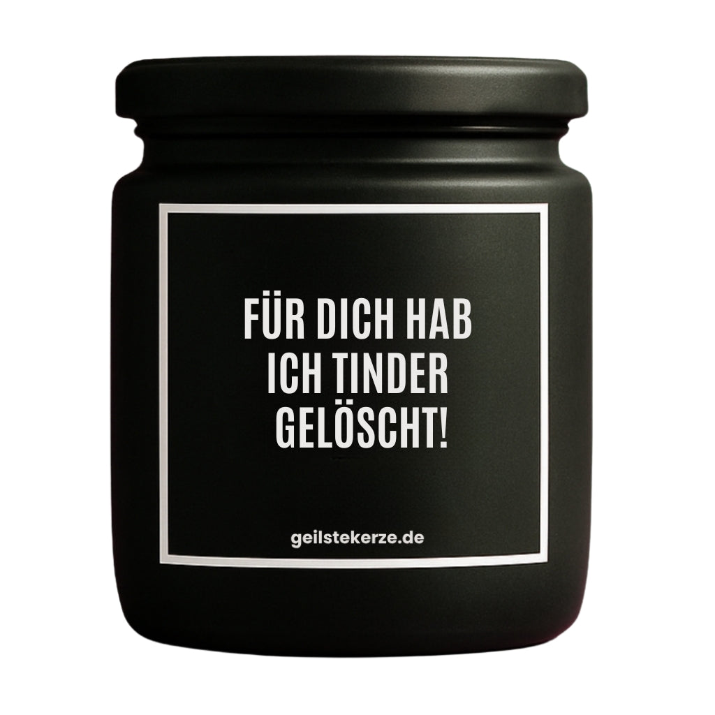 Erste von künstlicher Intelligenz kreierte Vegane Bio-Kerze mit Spruch – FÜR DICH HAB ICH TINDER GELÖSCHT! Mega lange Brenndauer von 80 Stunde, hochwertige ätherische Öle schaffen beste Duftverteilung. Mit 1400 lustigen Sprüchen perfekt zum Verschenken. Handgemacht in Deutschland von geilstekerze.de -Die beste Duftkerze die du kaufen kannst.