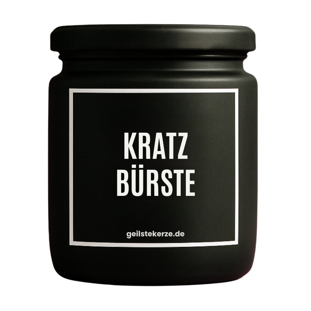 Duftkerze mit Spruch von geilstekerze ist der neue Geschenketrend. Diese witzige Kerze Vegane Bio-Kerze mit Spruch – KRATZBÜRSTE brennt mega lange sagenhafte 80 Stunde, hochwertige ätherische Öle schaffen beste Duftverteilung. Mit 1400 lustigen Sprüchen perfekt zum Verschenken. Handgemacht in Deutschland von geilstekerze.de -Die beste Duftkerze die du kaufen kannst.