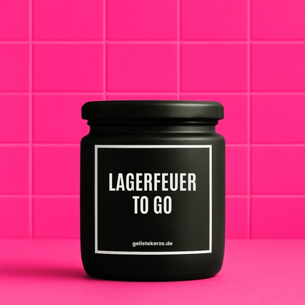 Duftkerze mit Spruch von geilstekerze ist der neue Geschenketrend. Diese witzige Kerze Vegane Bio-Kerze mit Spruch – LAGERFEUER TO GO brennt mega lange sagenhafte 80 Stunde, hochwertige ätherische Öle schaffen beste Duftverteilung. Mit 1400 lustigen Sprüchen perfekt zum Verschenken. Handgemacht in Deutschland von geilstekerze.de -Die beste Duftkerze die du kaufen kannst.