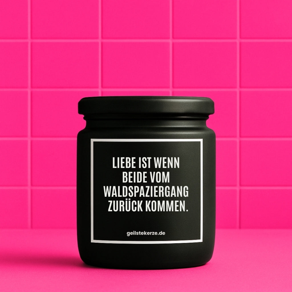Erste von künstlicher Intelligenz kreierte Vegane Bio-Kerze mit Spruch – LIEBE IST WENN BEIDE VOM WALDSPAZIERGANG ZURÜCK KOMMEN Mega lange Brenndauer von 80 Stunde, hochwertige ätherische Öle schaffen beste Duftverteilung. Mit 1400 lustigen Sprüchen perfekt zum Verschenken. Handgemacht in Deutschland von geilstekerze.de -Die beste Duftkerze die du kaufen kannst.