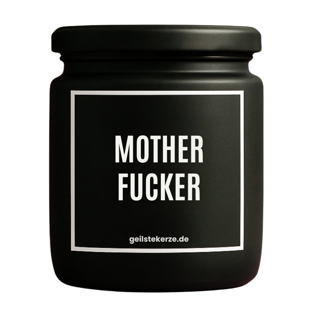 Duftkerze mit Spruch von geilstekerze ist der neue Geschenketrend. Diese witzige Kerze Vegane Bio-Kerze mit Spruch – MOTHERFUCKER brennt mega lange sagenhafte 80 Stunde, hochwertige ätherische Öle schaffen beste Duftverteilung. Mit 1400 lustigen Sprüchen perfekt zum Verschenken. Handgemacht in Deutschland von geilstekerze.de -Die beste Duftkerze die du kaufen kannst.