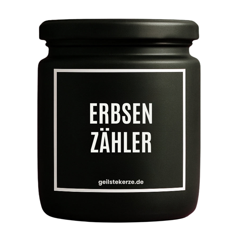 Duftkerze mit Spruch von geilstekerze ist der neue Geschenketrend. Diese witzige Kerze Vegane Bio-Kerze mit Spruch – ERBSENZÄHLER brennt mega lange sagenhafte 80 Stunde, hochwertige ätherische Öle schaffen beste Duftverteilung. Mit 1400 lustigen Sprüchen perfekt zum Verschenken. Handgemacht in Deutschland von geilstekerze.de -Die beste Duftkerze die du kaufen kannst.