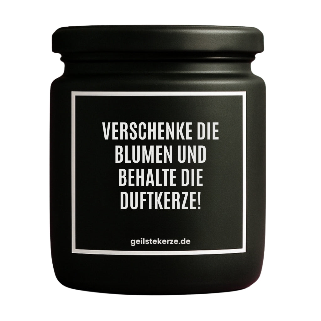 Duftkerze mit Spruch von geilstekerze ist der neue Geschenketrend. Diese witzige Kerze Vegane Bio-Kerze mit Spruch – VERSCHENKE DIE BLUMEN UND BEHALTE DIE DUFTKERZE! brennt mega lange sagenhafte 80 Stunde, hochwertige ätherische Öle schaffen beste Duftverteilung. Mit 1400 lustigen Sprüchen perfekt zum Verschenken. Handgemacht in Deutschland von geilstekerze.de -Die beste Duftkerze die du kaufen kannst.