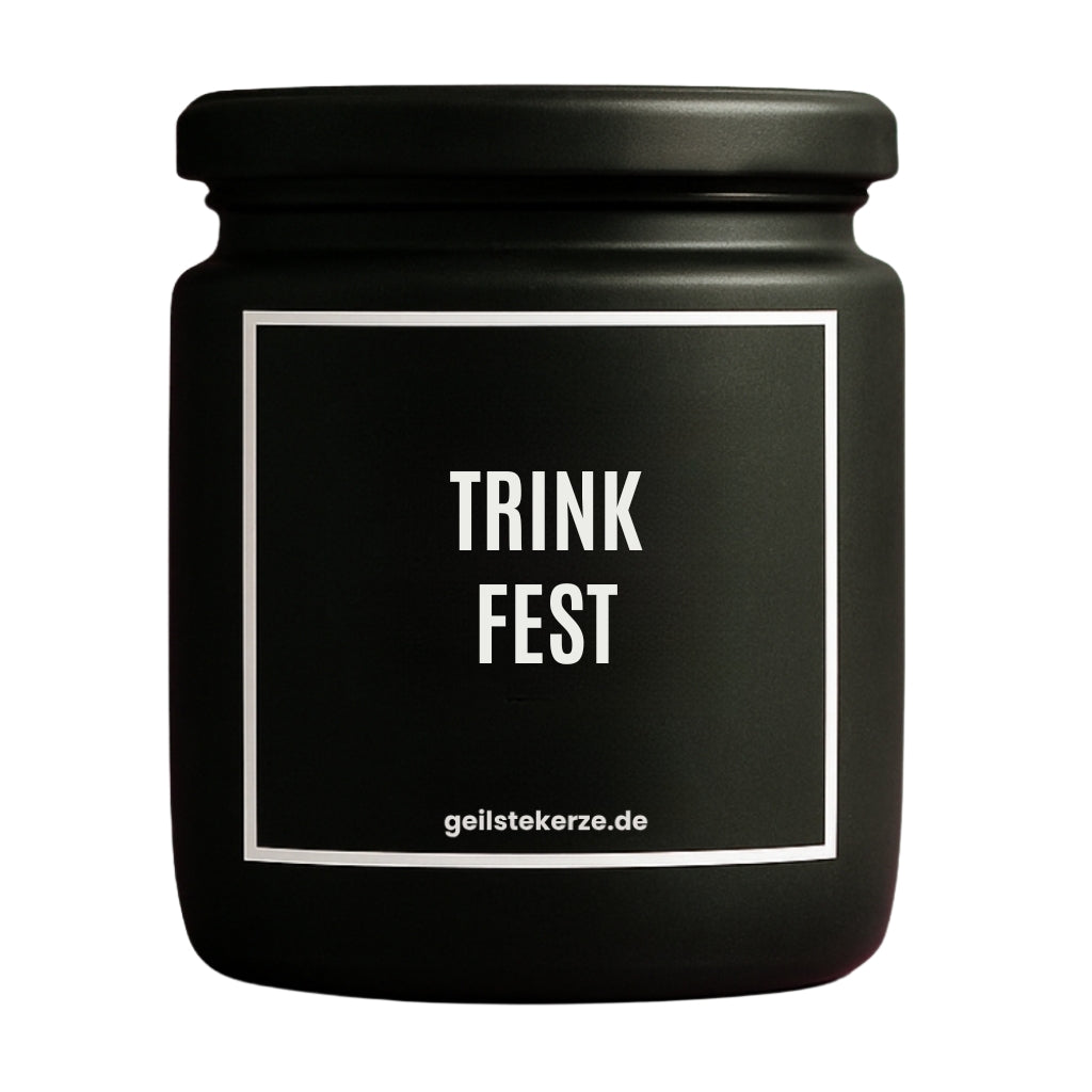 Duftkerze mit Spruch von geilstekerze ist der neue Geschenketrend. Diese witzige Kerze Vegane Bio-Kerze mit Spruch – TRINKFEST brennt mega lange sagenhafte 80 Stunde, hochwertige ätherische Öle schaffen beste Duftverteilung. Mit 1400 lustigen Sprüchen perfekt zum Verschenken. Handgemacht in Deutschland von geilstekerze.de -Die beste Duftkerze die du kaufen kannst.