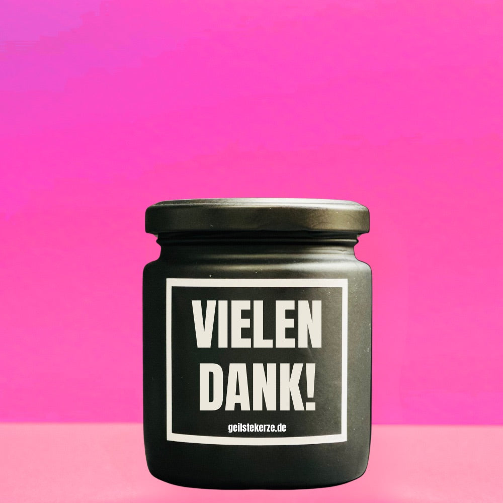 Duftkerze mit Spruch von geilstekerze ist der neue Geschenketrend. Diese witzige Kerze Vegane Bio-Kerze mit Spruch – VIELEN DANK brennt mega lange sagenhafte 80 Stunde, hochwertige ätherische Öle schaffen beste Duftverteilung. Mit 1400 lustigen Sprüchen perfekt zum Verschenken. Handgemacht in Deutschland von geilstekerze.de -Die beste Duftkerze die du kaufen kannst.