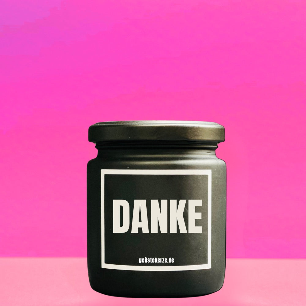 Duftkerze mit Spruch von geilstekerze ist der neue Geschenketrend. Diese witzige Kerze Vegane Bio-Kerze mit Spruch – DANKE brennt mega lange sagenhafte 80 Stunde, hochwertige ätherische Öle schaffen beste Duftverteilung. Mit 1400 lustigen Sprüchen perfekt zum Verschenken. Handgemacht in Deutschland von geilstekerze.de -Die beste Duftkerze die du kaufen kannst.