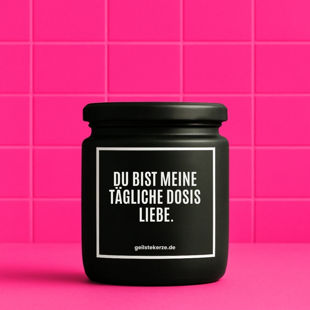Erste von künstlicher Intelligenz kreierte Vegane Bio-Kerze mit Spruch – DU BIST MEINE TÄGLICHE DOSIS LIEBE Mega lange Brenndauer von 80 Stunde, hochwertige ätherische Öle schaffen beste Duftverteilung. Mit 1400 lustigen Sprüchen perfekt zum Verschenken. Handgemacht in Deutschland von geilstekerze.de -Die beste Duftkerze die du kaufen kannst.