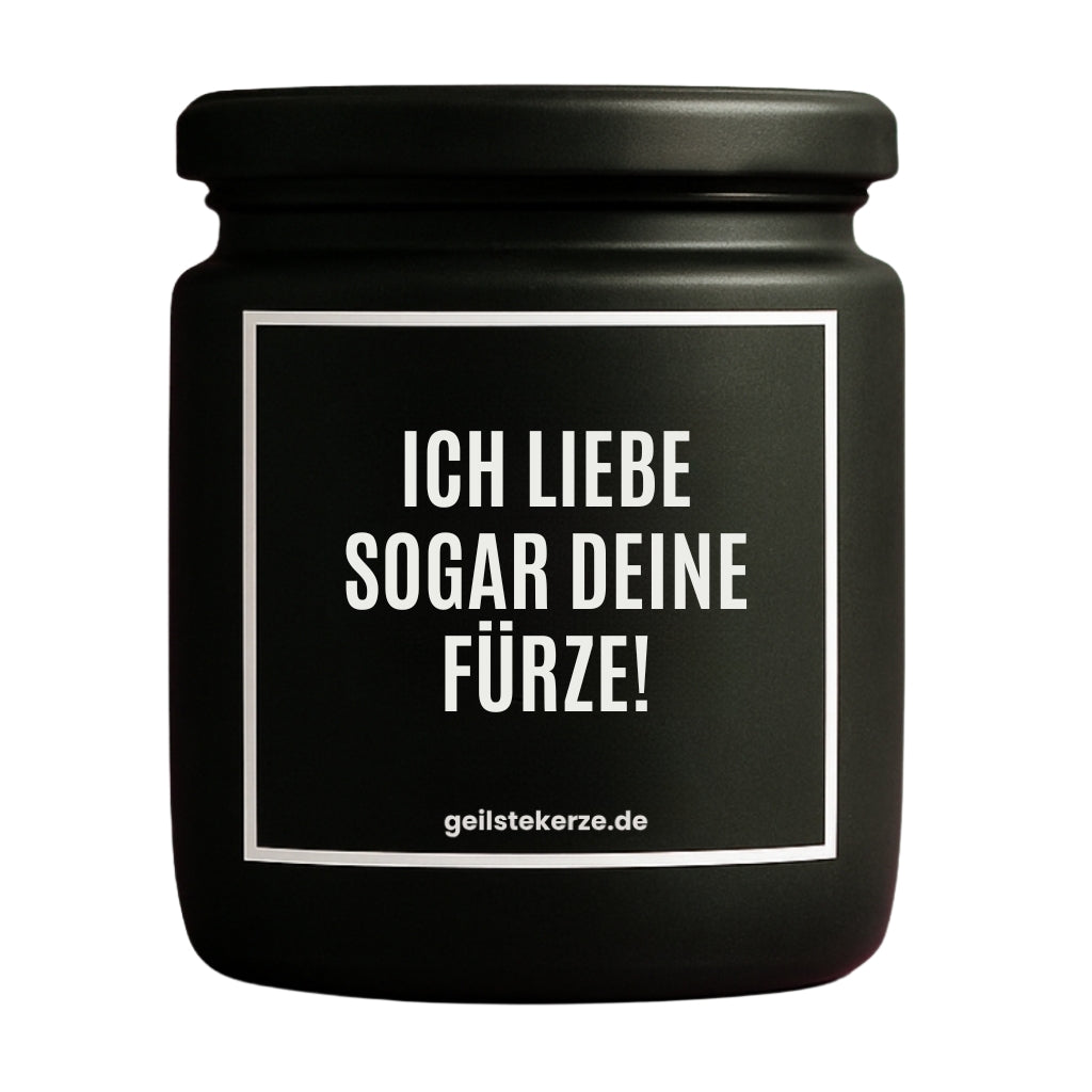 Duftkerze mit Spruch von geilstekerze ist der neue Geschenketrend. Diese witzige Kerze Vegane Bio-Kerze mit Spruch – ICH LIEBE SOGAR DEINE FÜRZE! brennt mega lange sagenhafte 80 Stunde, hochwertige ätherische Öle schaffen beste Duftverteilung. Mit 1400 lustigen Sprüchen perfekt zum Verschenken. Handgemacht in Deutschland von geilstekerze.de -Die beste Duftkerze die du kaufen kannst.