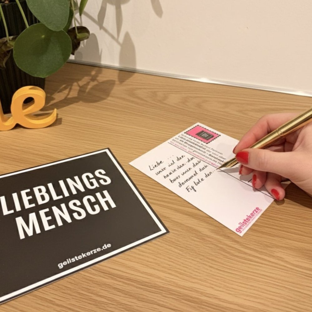 Duftkerze mit Spruch von geilstekerze ist der neue Geschenketrend. Diese witzige Kerze Grußkarte „LIEBLINGSMENSCH“ – geilstekerze Design brennt mega lange sagenhafte 80 Stunde, hochwertige ätherische Öle schaffen beste Duftverteilung. Mit 1400 lustigen Sprüchen perfekt zum Verschenken. Handgemacht in Deutschland von geilstekerze.de -Die beste Duftkerze die du kaufen kannst.