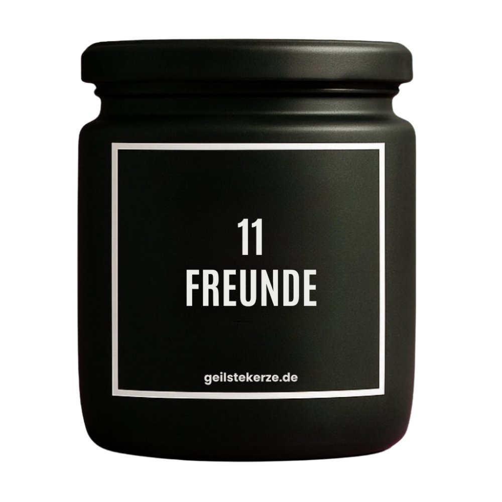 Duftkerze mit Spruch von geilstekerze ist der neue Geschenketrend. Diese witzige Kerze Vegane Bio-Kerze mit Spruch – 11 FREUNDE brennt mega lange sagenhafte 80 Stunde, hochwertige ätherische Öle schaffen beste Duftverteilung. Mit 1400 lustigen Sprüchen perfekt zum Verschenken. Handgemacht in Deutschland von geilstekerze.de -Die beste Duftkerze die du kaufen kannst.