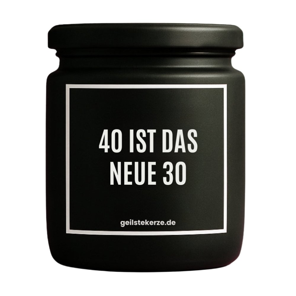 Duftkerze mit Spruch von geilstekerze ist der neue Geschenketrend. Diese witzige Kerze Vegane Bio-Kerze mit Spruch – 40 IST DAS NEUE 30 brennt mega lange sagenhafte 80 Stunde, hochwertige ätherische Öle schaffen beste Duftverteilung. Mit 1400 lustigen Sprüchen perfekt zum Verschenken. Handgemacht in Deutschland von geilstekerze.de -Die beste Duftkerze die du kaufen kannst.