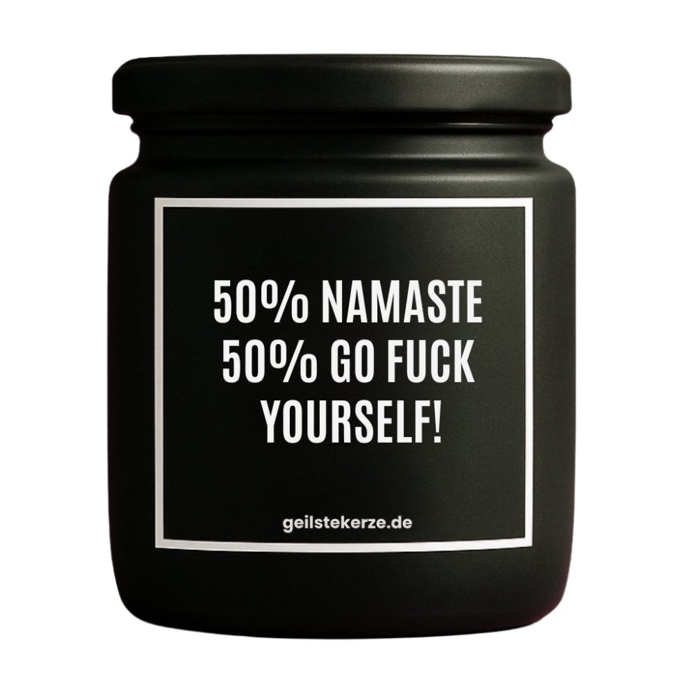 Duftkerze mit Spruch von geilstekerze ist der neue Geschenketrend. Diese witzige Kerze Vegane Bio-Kerze mit Spruch – 50% NAMASTE 50% GO FUCK YOURSELF! brennt mega lange sagenhafte 80 Stunde, hochwertige ätherische Öle schaffen beste Duftverteilung. Mit 1400 lustigen Sprüchen perfekt zum Verschenken. Handgemacht in Deutschland von geilstekerze.de -Die beste Duftkerze die du kaufen kannst.