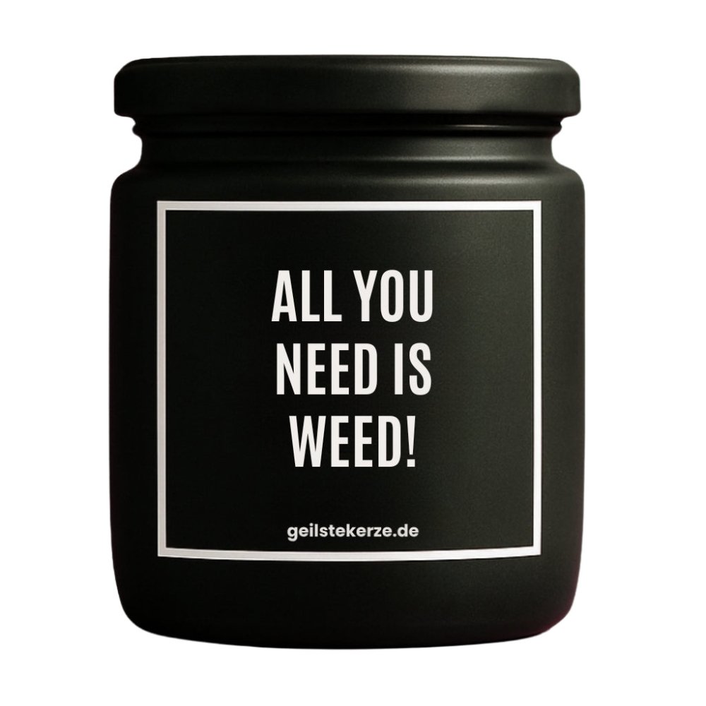 Duftkerze mit Spruch von geilstekerze ist der neue Geschenketrend. Diese witzige Kerze Vegane Bio-Kerze mit Spruch – ALL YOU NEED IS WEED! brennt mega lange sagenhafte 80 Stunde, hochwertige ätherische Öle schaffen beste Duftverteilung. Mit 1400 lustigen Sprüchen perfekt zum Verschenken. Handgemacht in Deutschland von geilstekerze.de -Die beste Duftkerze die du kaufen kannst.