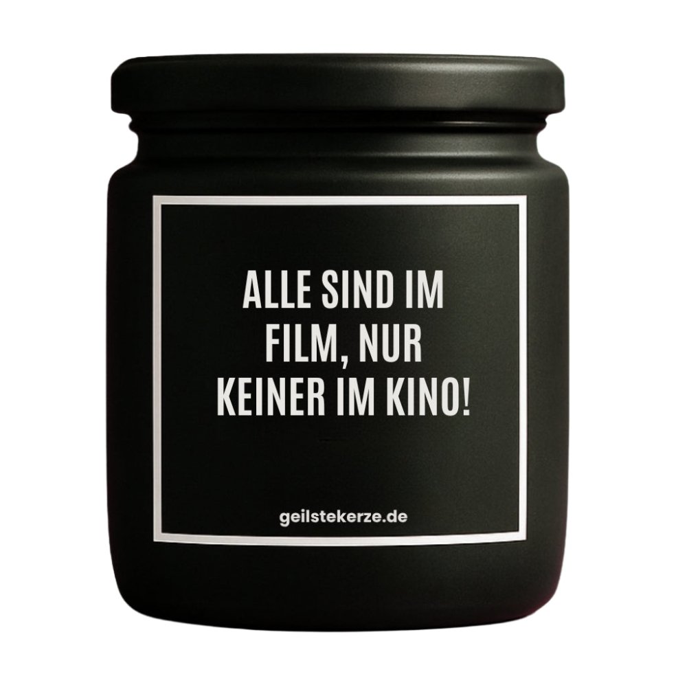 Duftkerze mit Spruch von geilstekerze ist der neue Geschenketrend. Diese witzige Kerze Vegane Bio-Kerze mit Spruch – ALLE SIND IM FILM, NUR KEINER IM KINO! brennt mega lange sagenhafte 80 Stunde, hochwertige ätherische Öle schaffen beste Duftverteilung. Mit 1400 lustigen Sprüchen perfekt zum Verschenken. Handgemacht in Deutschland von geilstekerze.de -Die beste Duftkerze die du kaufen kannst.