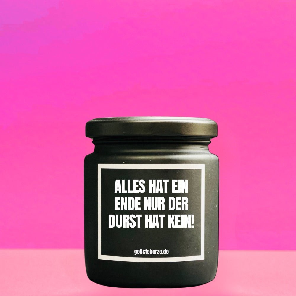 Duftkerze mit Spruch von geilstekerze ist der neue Geschenketrend. Diese witzige Kerze Vegane Bio-Kerze mit Spruch – ALLES HAT EIN ENDE NUR DER DURST HAT KEIN brennt mega lange sagenhafte 80 Stunde, hochwertige ätherische Öle schaffen beste Duftverteilung. Mit 1400 lustigen Sprüchen perfekt zum Verschenken. Handgemacht in Deutschland von geilstekerze.de -Die beste Duftkerze die du kaufen kannst.