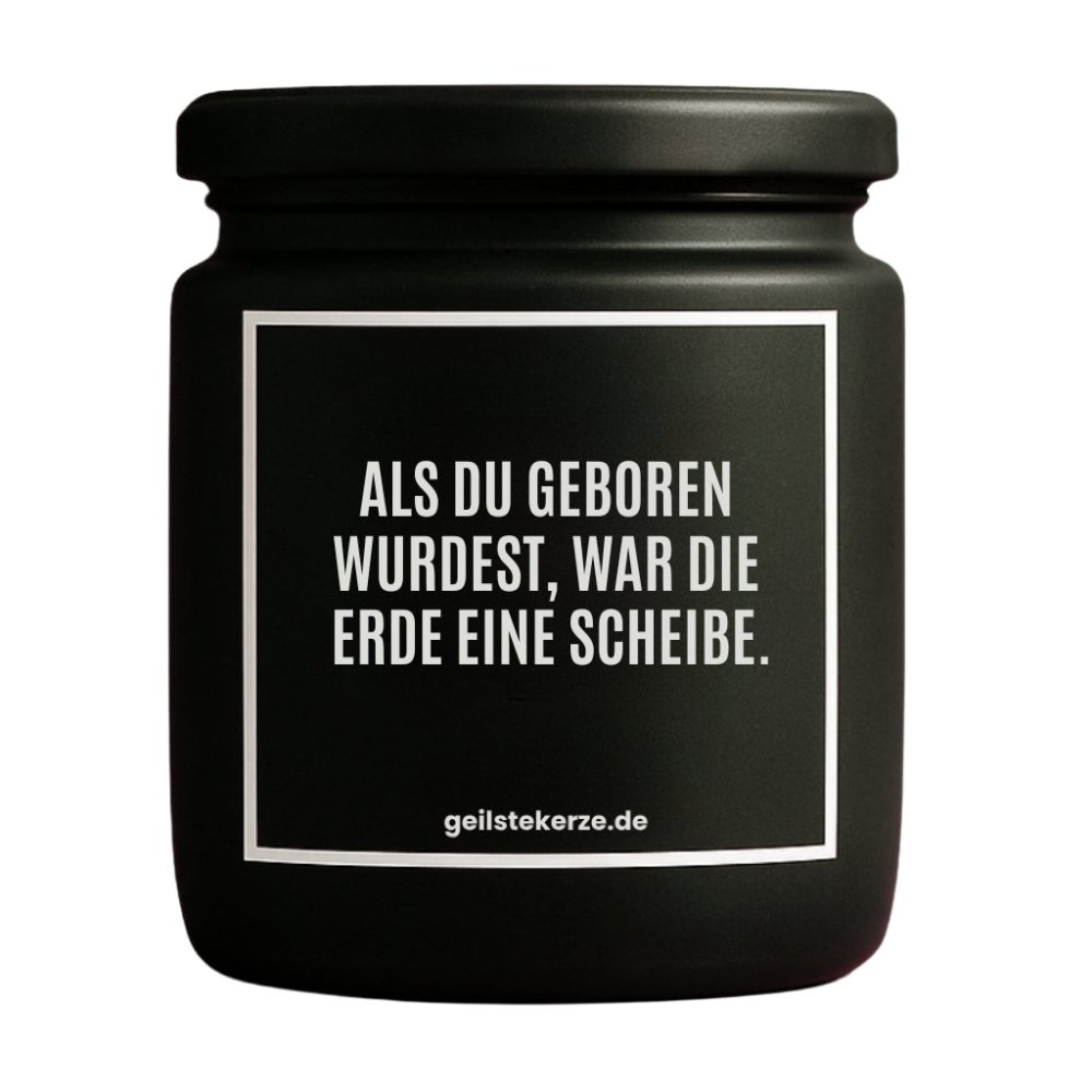 Duftkerze mit Spruch von geilstekerze ist der neue Geschenketrend. Diese witzige Kerze Vegane Bio-Kerze mit Spruch – ALS DU GEBOREN WURDEST, WAR DIE ERDE EINE SCHEIBE. brennt mega lange sagenhafte 80 Stunde, hochwertige ätherische Öle schaffen beste Duftverteilung. Mit 1400 lustigen Sprüchen perfekt zum Verschenken. Handgemacht in Deutschland von geilstekerze.de -Die beste Duftkerze die du kaufen kannst.
