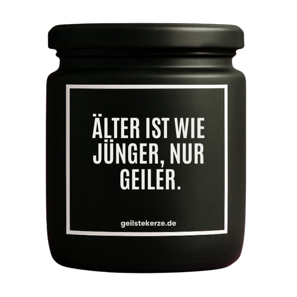 Duftkerze mit Spruch von geilstekerze ist der neue Geschenketrend. Diese witzige Kerze Vegane Bio-Kerze mit Spruch – ÄLTER IST WIE JÜNGER! NUR GEILER. brennt mega lange sagenhafte 80 Stunde, hochwertige ätherische Öle schaffen beste Duftverteilung. Mit 1400 lustigen Sprüchen perfekt zum Verschenken. Handgemacht in Deutschland von geilstekerze.de -Die beste Duftkerze die du kaufen kannst.