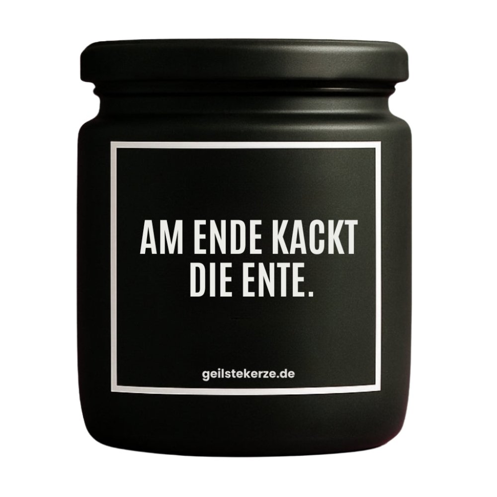 Duftkerze mit Spruch von geilstekerze ist der neue Geschenketrend. Diese witzige Kerze Vegane Bio-Kerze mit Spruch – AM ENDE KACKT DIE ENTE. brennt mega lange sagenhafte 80 Stunde, hochwertige ätherische Öle schaffen beste Duftverteilung. Mit 1400 lustigen Sprüchen perfekt zum Verschenken. Handgemacht in Deutschland von geilstekerze.de -Die beste Duftkerze die du kaufen kannst.
